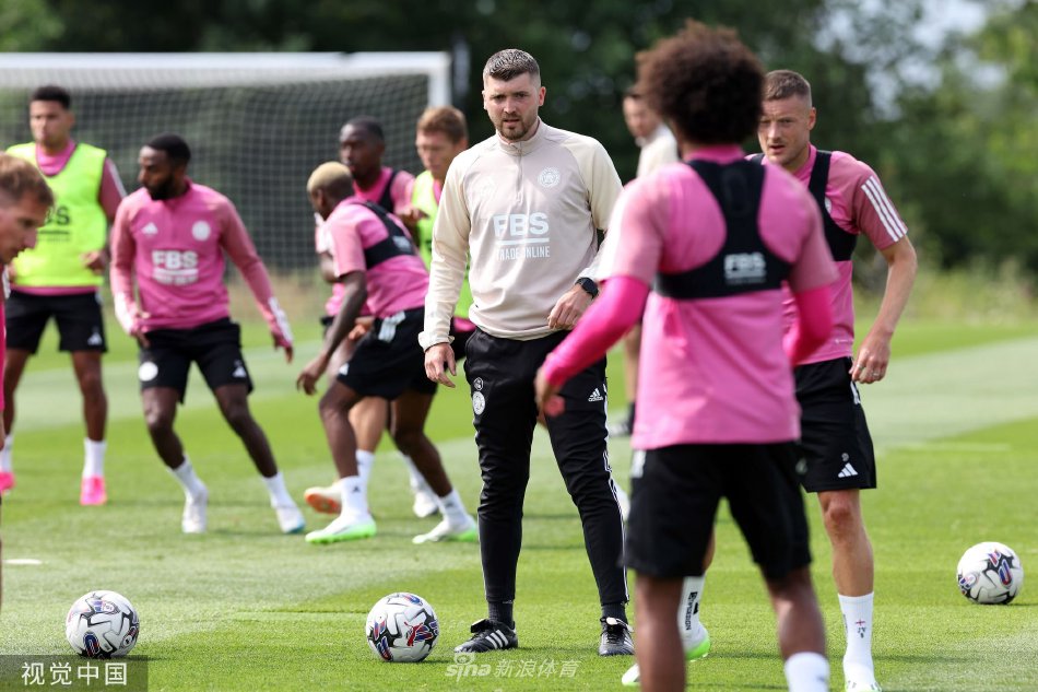 興奮得像個孩子！庫里雜耍上籃打停雄鹿 蹦跳回替補席