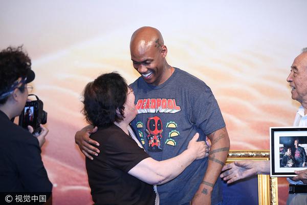 摧枯拉朽！字母哥接球?qū)箍寺迥?暴起單臂劈扣后還用頭頂球