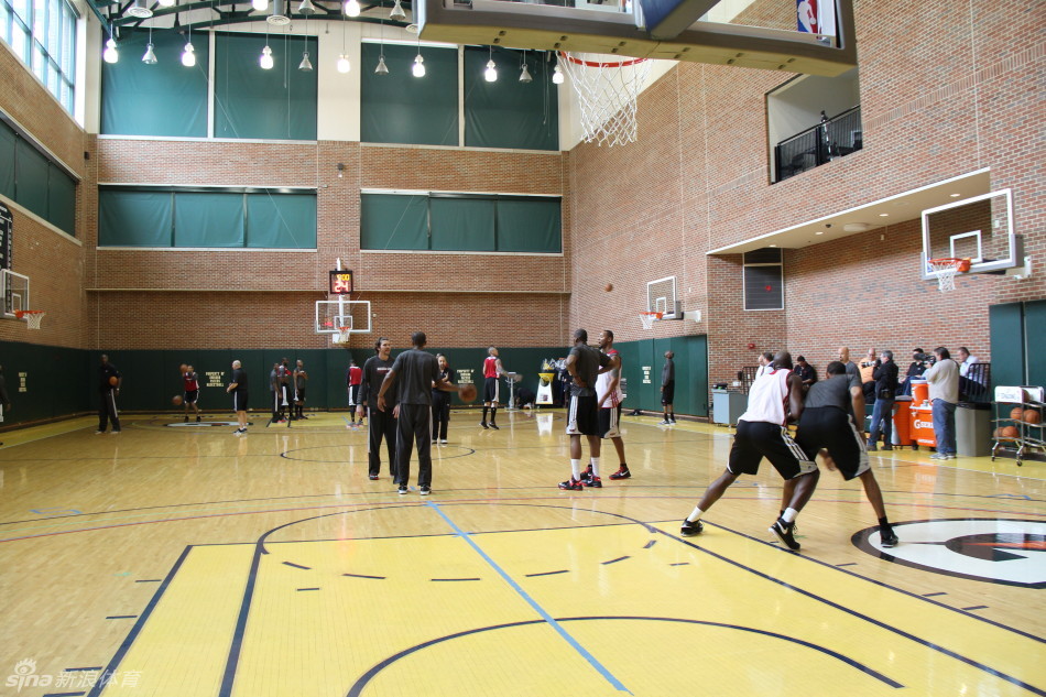 梅西策動！梅西分球給邊路阿爾巴，后者助攻阿連德頭球破僵