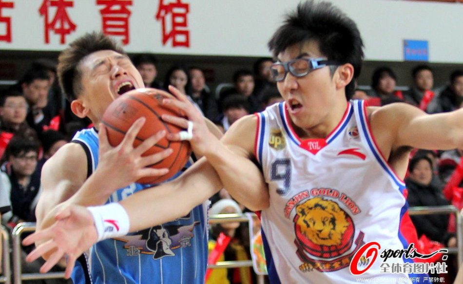 任勞任怨！比爾本場替補出戰(zhàn)，賽中一直面帶笑意