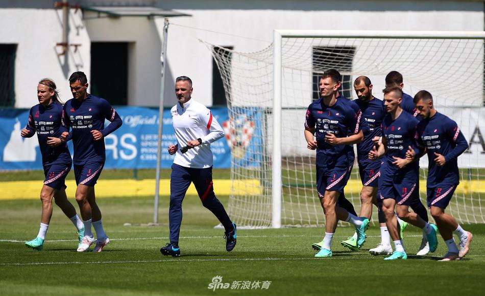 在勇士禁區(qū)當攪拌機！字母哥半場11中8砍18分4板3助