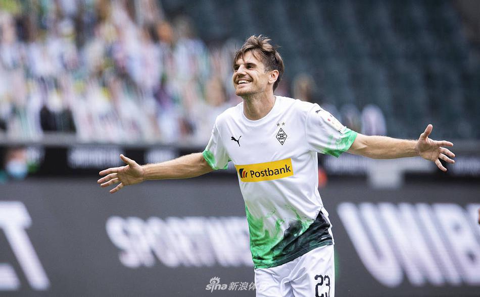 梅西策動！梅西分球給邊路阿爾巴，后者助攻阿連德頭球破僵