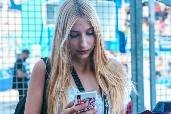 危險！卡佩拉被切球后打到杜蘭特面部，杜蘭特掩面非常痛苦