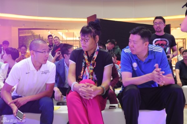 [流言板]輪流發(fā)力！布克借掩護干拔三分也進連拿5分，太陽追至1分