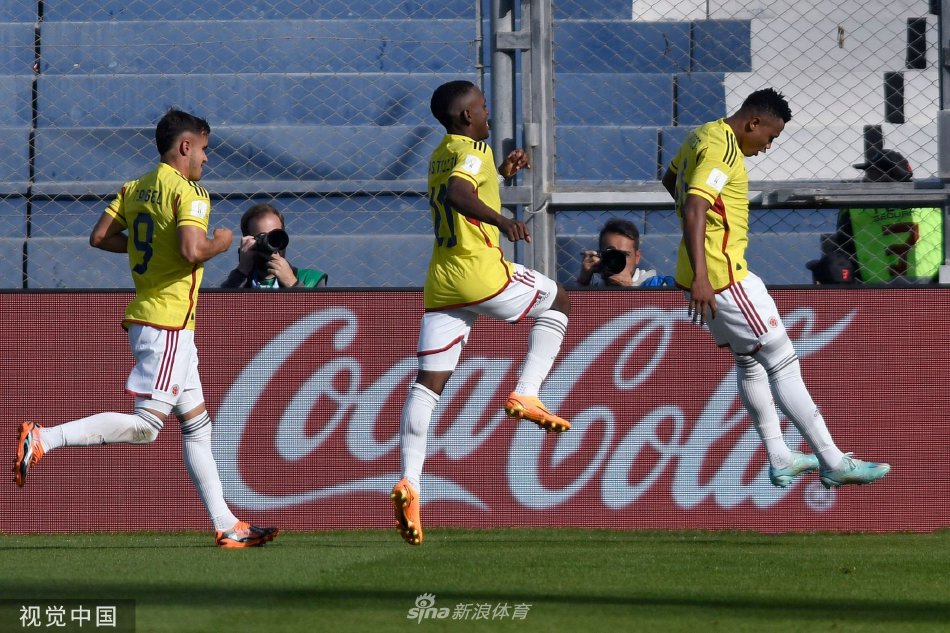 ??梅西抵達加爾各答，眾多印度球迷狂奔并齊喊：Messi! Messi!