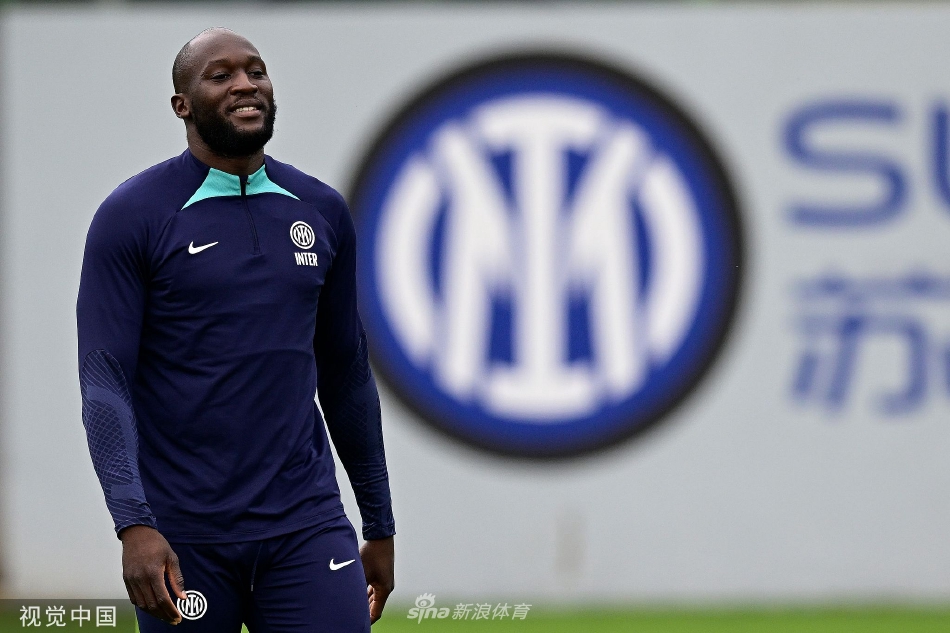 啊這……加納喬與體能教練對決踩單車，后者幾乎沒動瞬間攔截皮球