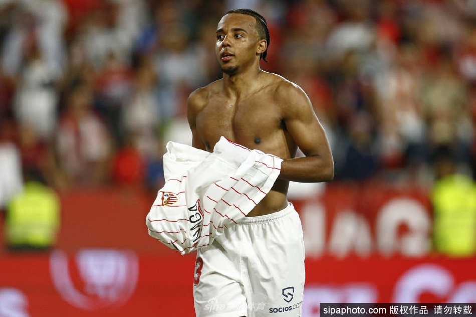 在巴黎時內馬爾帶你去夜店了嗎？西蒙斯：沒有，那時我才17歲