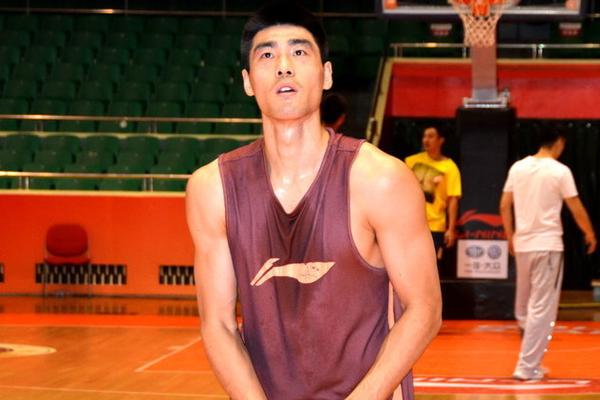 短暫放松！維尼修斯曬與女友合照：在迪拜的24小時?????