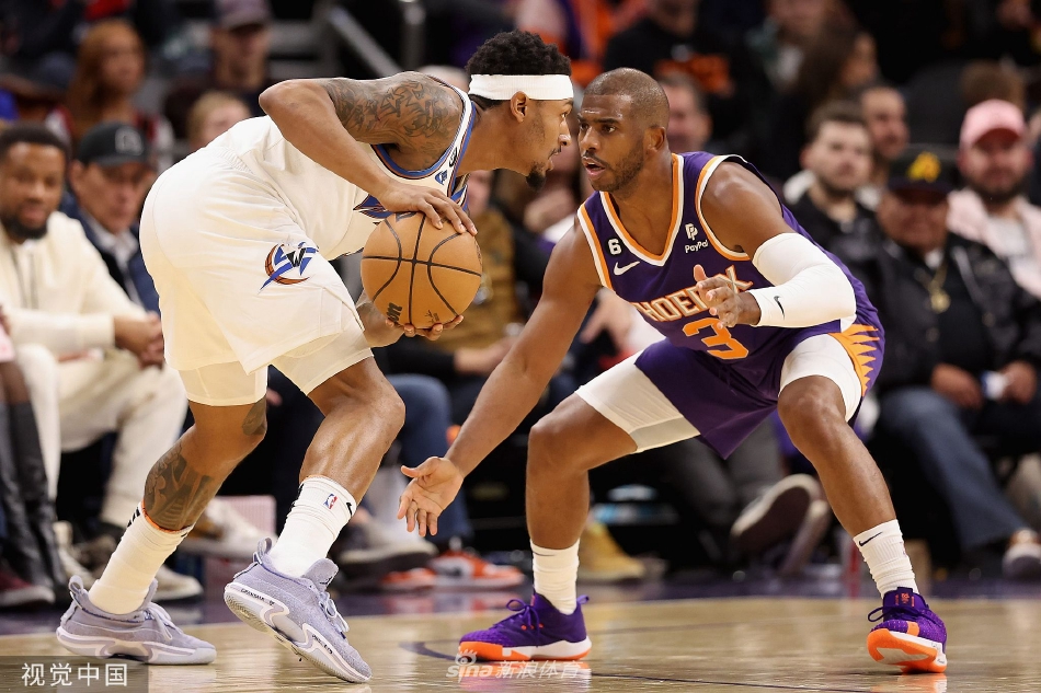 放我就必須投！字母哥弧頂三米內(nèi)無人防守 調(diào)整一下三分命中！