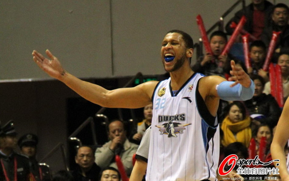 直播吧1月8日訊 NBA常規(guī)賽，黃蜂主場96-97遭猛龍絕殺。本場比賽，黃蜂新秀克尼佩爾手感不再且末節(jié)防守端多次被針對，他出戰(zhàn)32分50秒，17投4中三分11中3），得到11分8籃板3助攻1蓋帽，正負