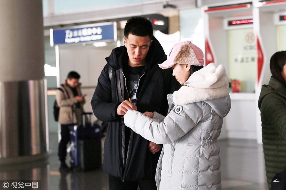 官方：弗拉門戈22歲中衛(wèi)克雷頓加盟沃爾夫斯堡，簽約至2030年