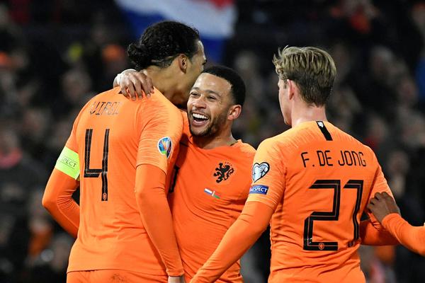 危險！卡佩拉被切球后打到杜蘭特面部，杜蘭特掩面非常痛苦