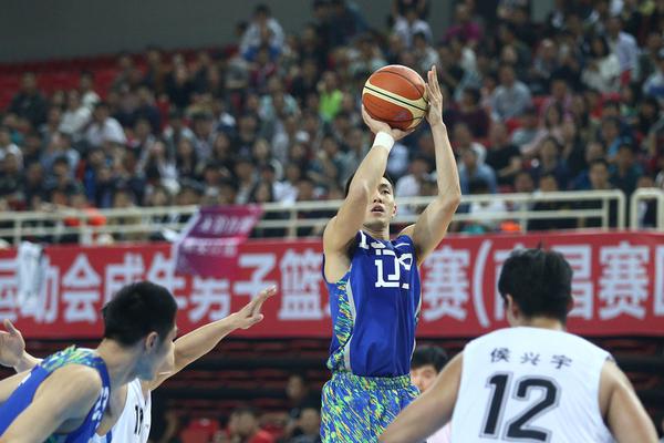 直播吧1月8日訊 NBA常規(guī)賽，黃蜂50-45半場領先猛龍。上半場兩隊三分球表現(xiàn)有巨大差異，其中黃蜂全隊21投10中，命中率高達47.6%。而猛龍三分球20投2中，命中率只有可憐的10.%！