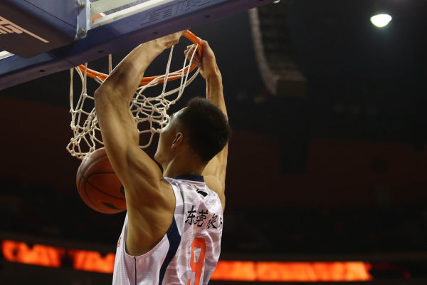 摧枯拉朽！字母哥接球?qū)箍寺迥?暴起單臂劈扣后還用頭頂球