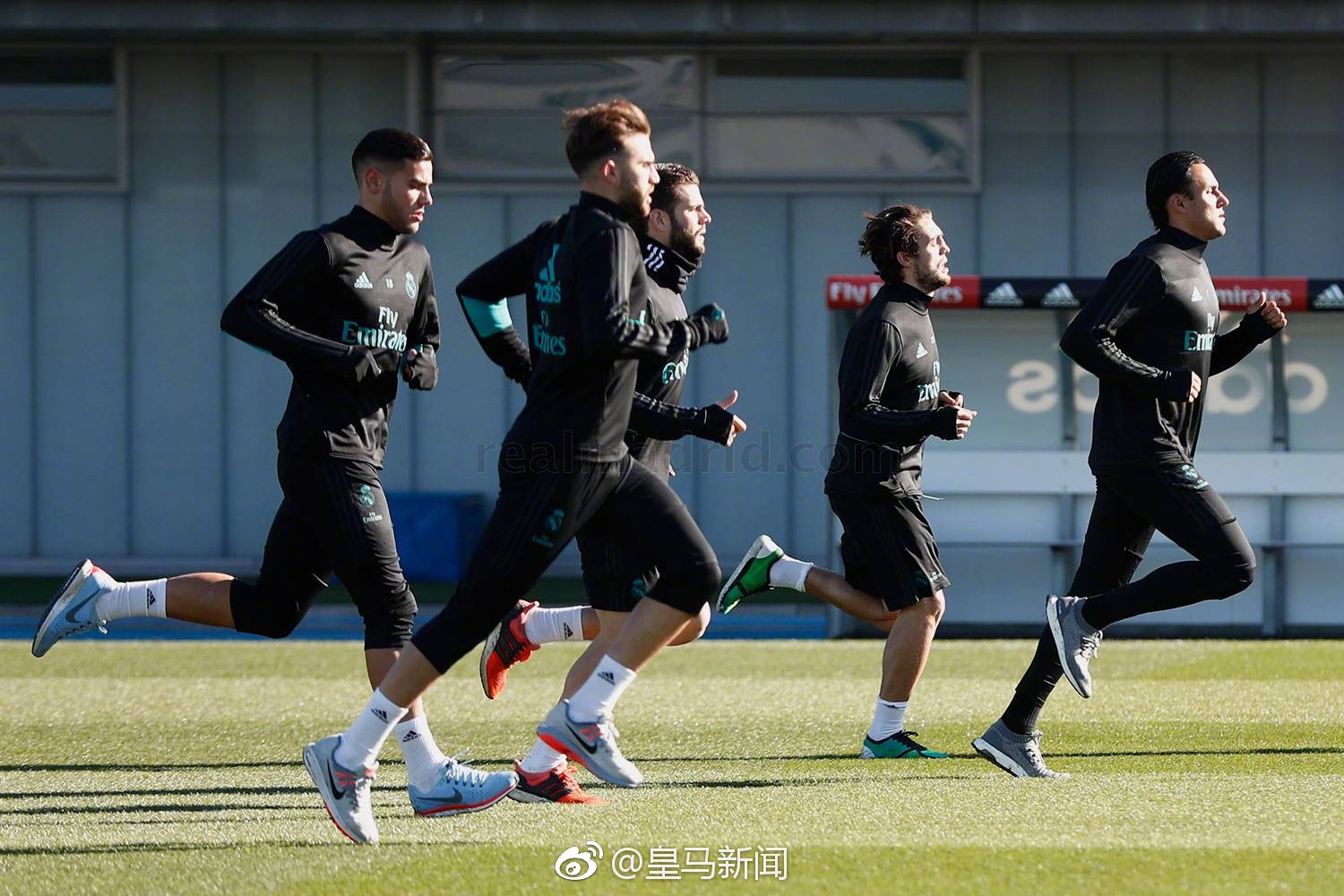 [流言板]恢復(fù)神速！前幾日腳無法承重的東契奇，今日自己走回更衣室