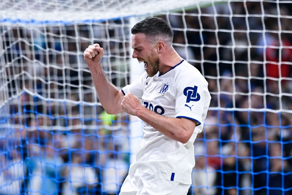 任勞任怨！比爾本場替補出戰(zhàn)，賽中一直面帶笑意