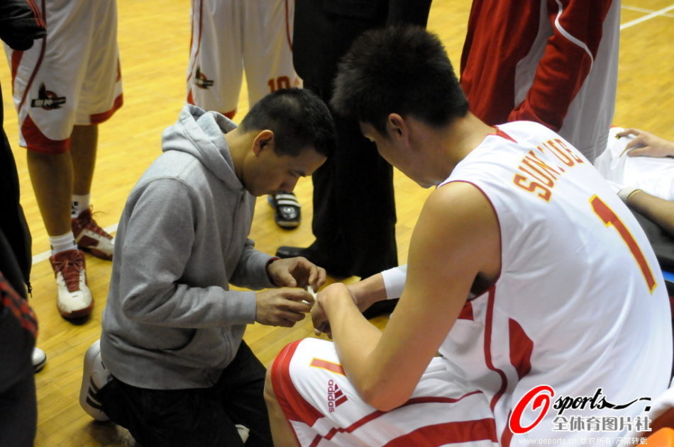 直播吧1月8日訊 NBA常規(guī)賽，鵜鶘半場53-65落后老鷹。上半場，鵜鶘7號秀費爾斯表現(xiàn)不佳，尤其是進攻端毫無手感，在15分半的時間里，投籃4中0，三分球2中0，罰球2中2，僅拿到2分3籃板4助攻1搶