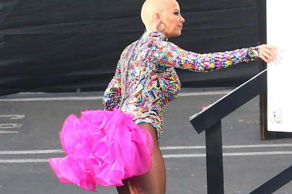 放我就必須投！字母哥弧頂三米內(nèi)無人防守 調(diào)整一下三分命中！