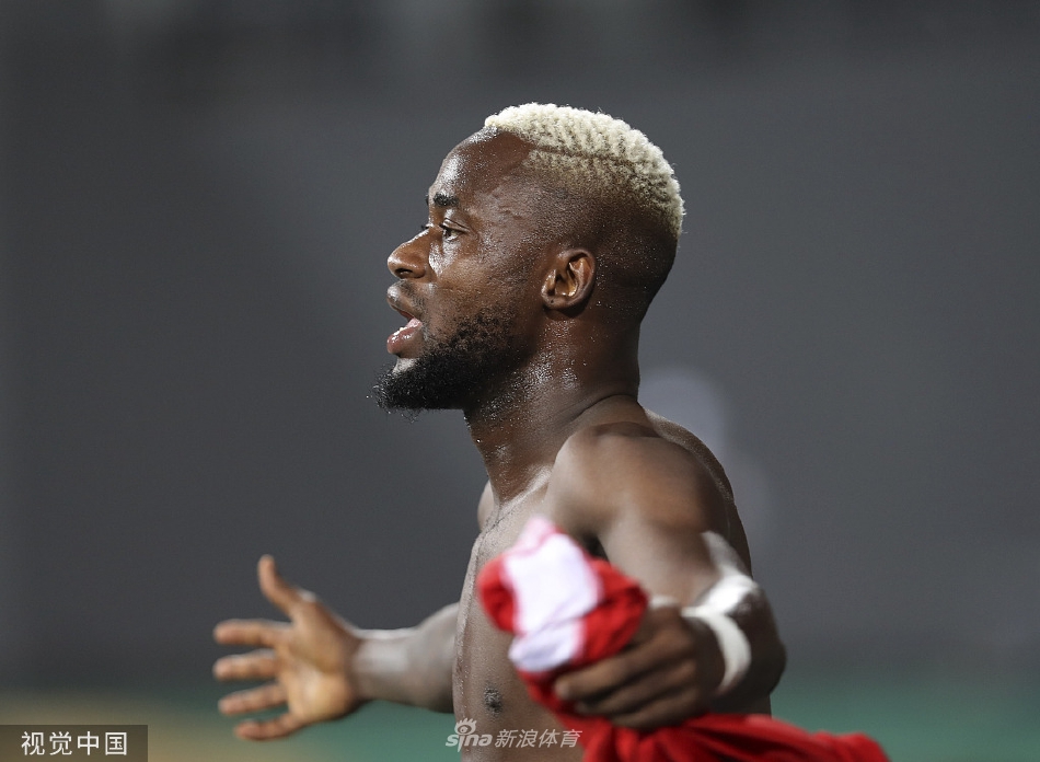 庫杜斯頭球被神撲，理查利森與其同時搶點撞到頭部起身感覺有點懵