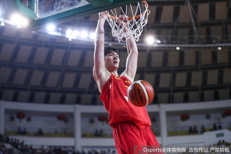 新秀配合！19號秀特拉奧雷反擊騷氣背傳 27號秀沃爾夫要扣被犯規(guī)