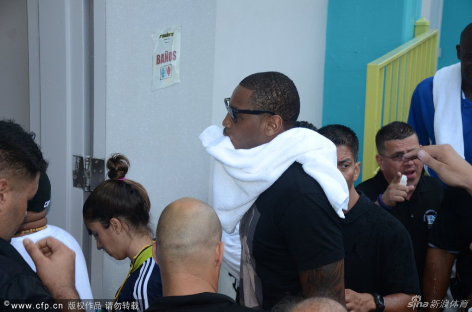 不愧是你！孔蒂不滿霍伊倫被吹犯規(guī)，憤怒質(zhì)疑裁判被出示黃牌