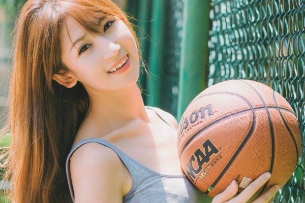 直播吧12月31日訊 知名籃球分析師Rob Mahoney在名嘴比爾·西蒙斯的節(jié)目中談到拉梅洛·鮑爾的受歡迎情況。Rob Mahoney說：“拉梅洛·鮑爾不僅憑借他的視野和創(chuàng)造力出眾，他仍然是聯(lián)盟里最