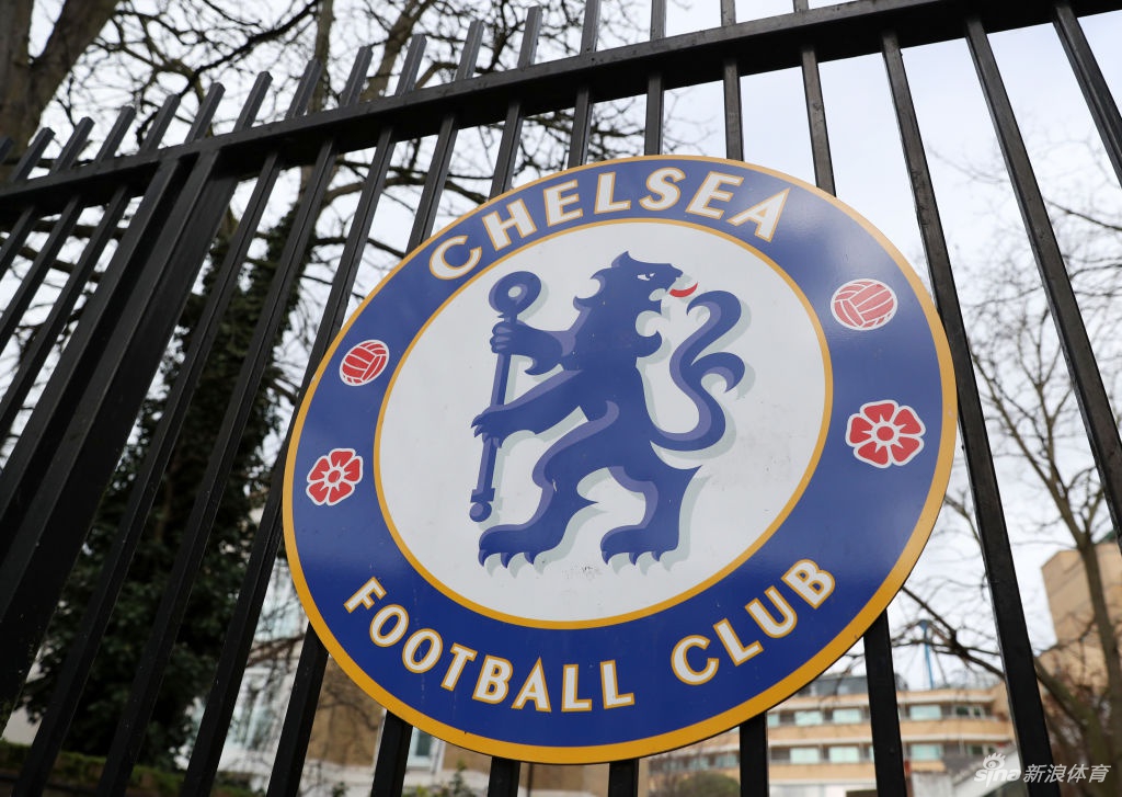 不愧是你！孔蒂不滿霍伊倫被吹犯規(guī)，憤怒質(zhì)疑裁判被出示黃牌