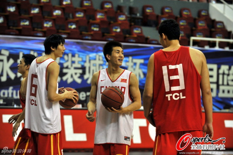 新秀配合！19號秀特拉奧雷反擊騷氣背傳 27號秀沃爾夫要扣被犯規(guī)