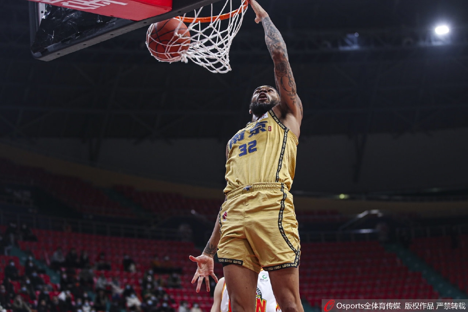 還續(xù)嗎？55分鐘被換下，科納特本場3成功長傳+3解圍2犯規(guī) 獲6.6分