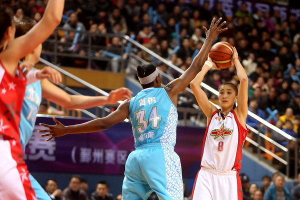 巴薩多打一人！桑塞特兇狠踢倒費爾明，被直紅罰下