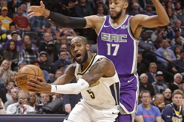 庫杜斯頭球被神撲，理查利森與其同時搶點撞到頭部起身感覺有點懵