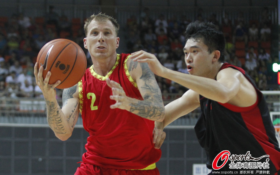 巴薩多打一人！桑塞特兇狠踢倒費爾明，被直紅罰下