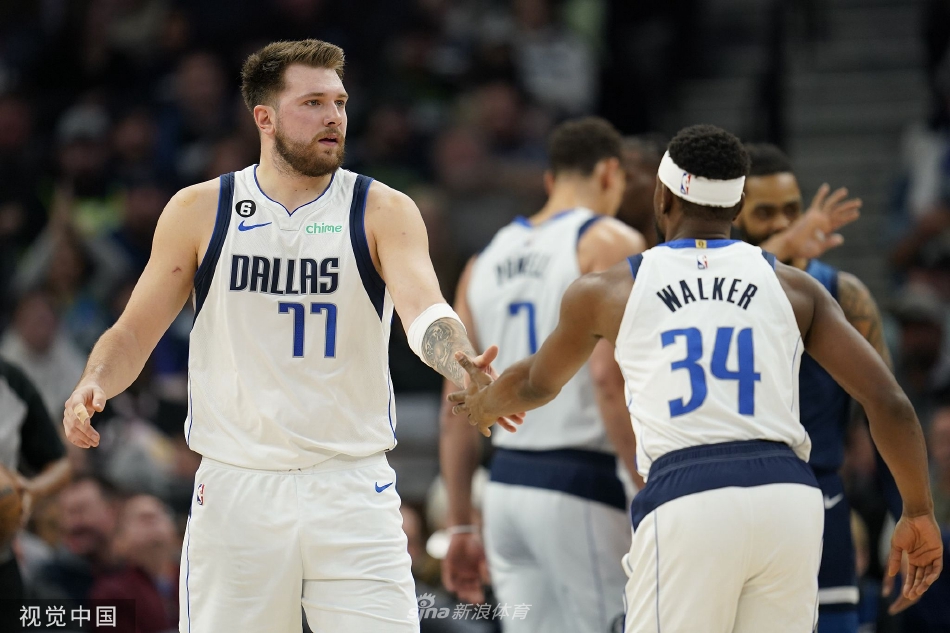 無敵！字母哥借掩護強突遭遇追夢兇狠犯規(guī)摔倒在地 但依然打成2+1