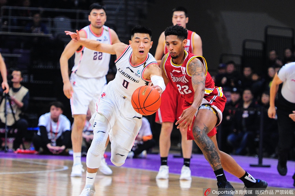 人都去哪了？三球擋拆后順步突破直接殺入籃下 輕松命中反超上籃