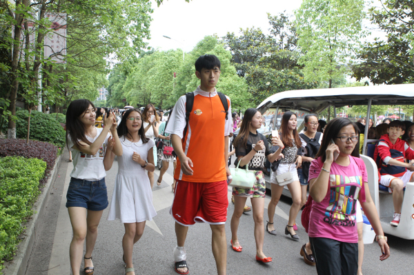 遮天蔽日！字母哥守護籃筐 騰空暴起大帽庫利巴利