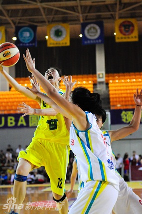 打笑了！克萊手起刀落三分命中，三分9中6已得25分