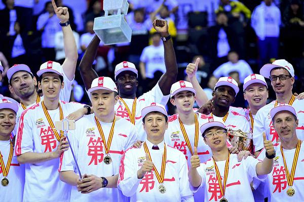 【24直播網(wǎng)戰(zhàn)報】北京時間1月8日CBA常規(guī)賽第12輪，客場作戰(zhàn)的北京控股以81-79擊敗四川豐谷酒業(yè)，四川豐谷酒業(yè)遭遇17連敗。廖三寧18分6籃板5助攻，沙莫里·龐茲30分2籃板6助攻。全場具體比分