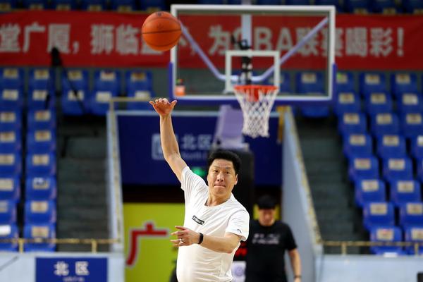 任勞任怨！比爾本場替補出戰(zhàn)，賽中一直面帶笑意