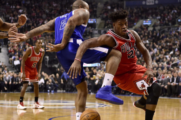 危險！卡佩拉被切球后打到杜蘭特面部，杜蘭特掩面非常痛苦