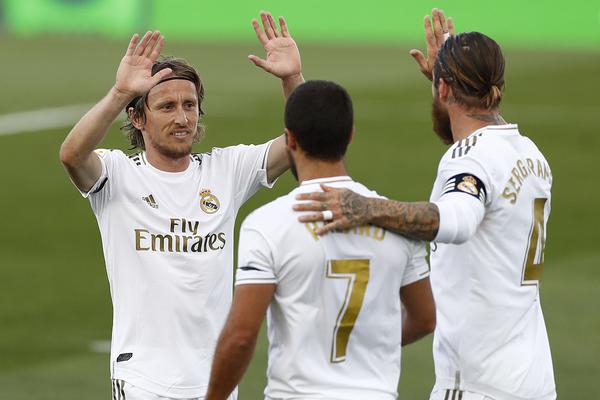 抽象！費蘭單刀射門被撲+倒地補射中橫梁，但被吹越位在先