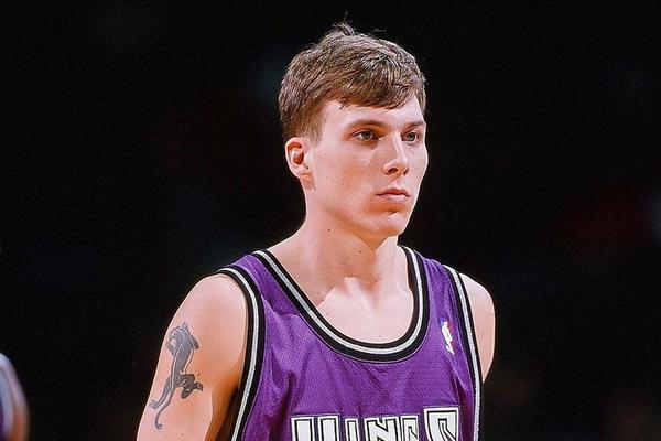 姆巴佩曬領取月最佳獎杯照片：非常感謝大家，對陣阿拉維斯加油！