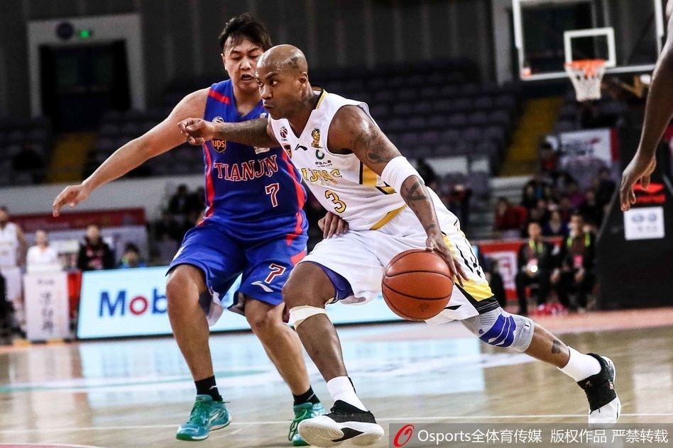 14年亞冠小組賽蒙哥馬利曾作客工體，補時階段飛鏟張呈棟染黃