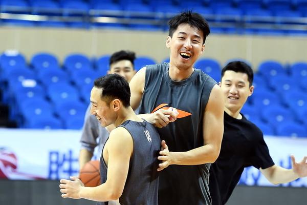 姆巴佩曬領取月最佳獎杯照片：非常感謝大家，對陣阿拉維斯加油！