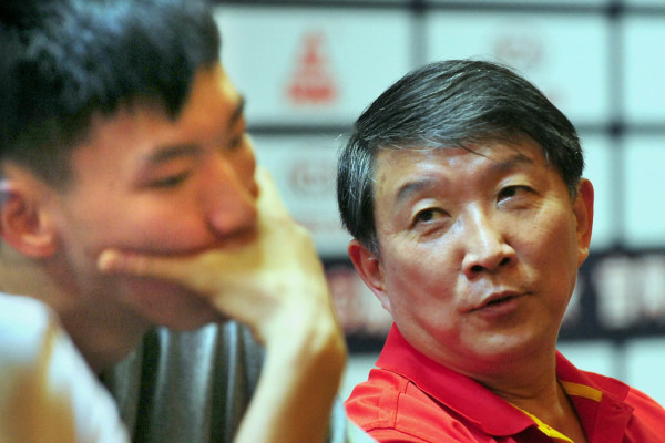 2026年01月8日 07:56:24 | 體育24小時熱點                 英超第21輪，熱刺客場2-3不敵伯恩茅斯，賽前熱刺主教練弗蘭克也在鏡頭下出現(xiàn)了尷尬的一幕。他端著阿森納的杯