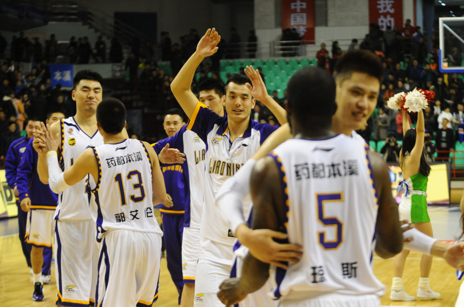啊這……加納喬與體能教練對決踩單車，后者幾乎沒動瞬間攔截皮球