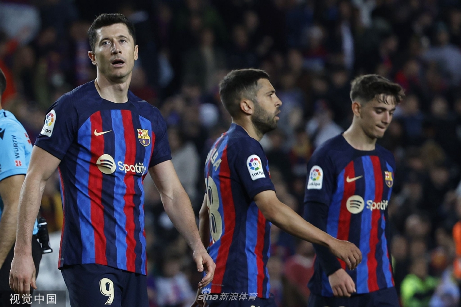 1.2萬RMB！內馬爾攜女友看演唱會，女友身著范思哲連衣裙驚艷全場