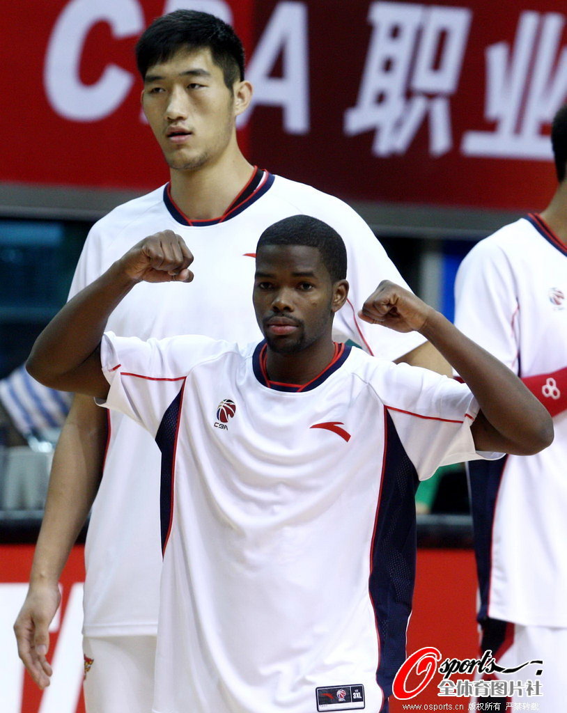 放我就必須投！字母哥弧頂三米內(nèi)無人防守 調(diào)整一下三分命中！