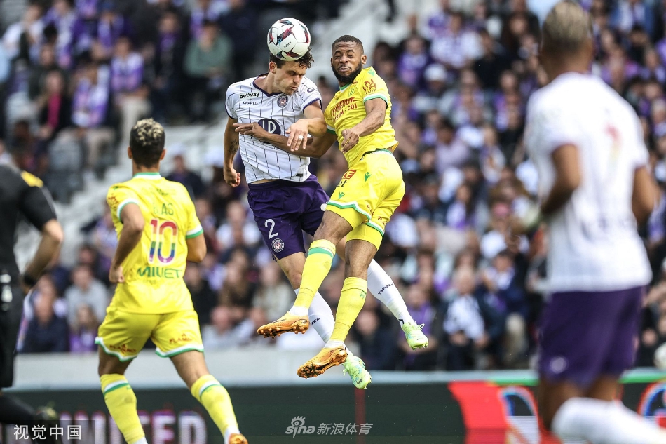 新秀配合！19號秀特拉奧雷反擊騷氣背傳 27號秀沃爾夫要扣被犯規(guī)