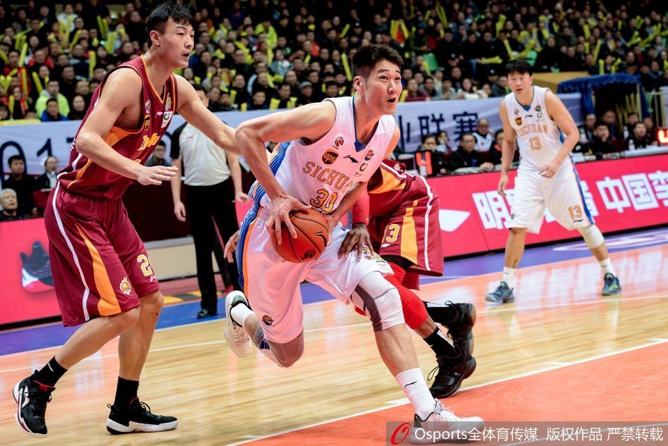 馬卡報：備戰(zhàn)曼城，雷耶斯的兒子被調(diào)入皇馬一隊參加訓(xùn)練