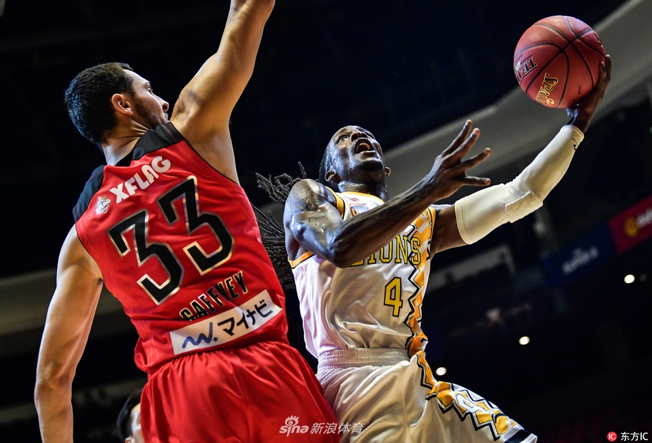 1.2萬RMB！內馬爾攜女友看演唱會，女友身著范思哲連衣裙驚艷全場